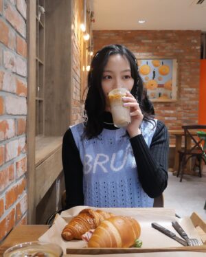 Ren Komai Instagram - -

韓国はカフェが多いって聞いたけれど
本当に多かった😦

クロワッサンが大きくて美味しかったな〜〜！🥐

最終的には🍴使わず食べました😋

#카페 
#한국여행
