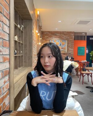 Ren Komai Instagram - -

韓国はカフェが多いって聞いたけれど
本当に多かった😦

クロワッサンが大きくて美味しかったな〜〜！🥐

最終的には🍴使わず食べました😋

#카페 
#한국여행