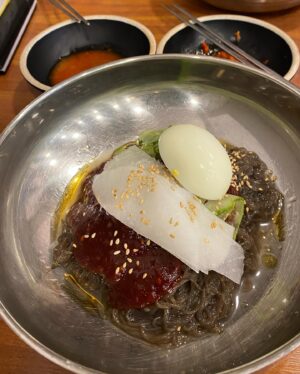 Ren Komai Instagram - -

#ddp 
#명동성당 
#별마당도서관 
#낙산공원 

ビビン麺もカルグクスもチキンも美味しかったーーー🍗

ナクサン公園の階段が長過ぎたけれど…
ソウルを一望できる夜景は本当に綺麗だった

ソウルって都会と田舎が良い具合に混ざり合っていて
とても心地良い街だなと思います🌃