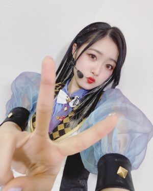 Rena Hasegawa Instagram - 『2053 1st Live Startrail』
本当にありがとうございました！

LIVEに向けてたくさんレッスンをし、出演者の皆様はもちろん、スタッフの皆さんと一緒にLIVEを創り上げられたこと本当に嬉しく思います！

2ndLIVEも決定したという事で今からものすごく楽しみです！さらにパワーアップした姿を皆様にお届けできるように頑張ります！

【衣装】
今回はワンダーガールのジャケ写の衣装です！3人ともおんなじ形で蝶ネクタイにはRoots.の文字が🥰ギリギリまで細かなところまで丁寧に仕上げてくださり衣装さんの愛が伝わって心強く感じました！ありがとうございました！

【ヘアー＆メイク】
髪の毛はフラナをイメージしてグレーのエクステとライブ映えするようキラキラのエクステをつけて頂きました！リハーサルで映像を確認してエクステ量を調節していただき本番ではキラキラに映っていて嬉しかったです！そして、完璧サラサラヘアーにしてくださり嬉しかったです♡ありがとうございました！

メイクはいつも自分でやっています！
今回、うっすらピンク紫のようなカラコンを使用しました！それに合わせてアイシャドウ＆チークをしてバランスを整え、Roots.の強さをイメージして赤めのリップにしました!ライブの時はメイク増し増しです✨

#t7s #ナナシス　#roots