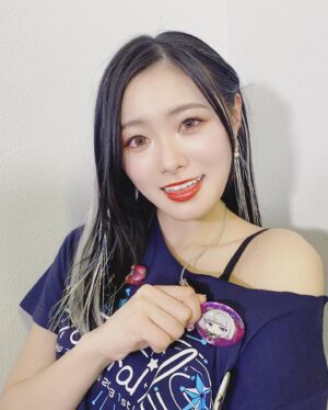 Rena Hasegawa Instagram - 『2053 1st Live Startrail』
本当にありがとうございました！

LIVEに向けてたくさんレッスンをし、出演者の皆様はもちろん、スタッフの皆さんと一緒にLIVEを創り上げられたこと本当に嬉しく思います！

2ndLIVEも決定したという事で今からものすごく楽しみです！さらにパワーアップした姿を皆様にお届けできるように頑張ります！

【衣装】
今回はワンダーガールのジャケ写の衣装です！3人ともおんなじ形で蝶ネクタイにはRoots.の文字が🥰ギリギリまで細かなところまで丁寧に仕上げてくださり衣装さんの愛が伝わって心強く感じました！ありがとうございました！

【ヘアー＆メイク】
髪の毛はフラナをイメージしてグレーのエクステとライブ映えするようキラキラのエクステをつけて頂きました！リハーサルで映像を確認してエクステ量を調節していただき本番ではキラキラに映っていて嬉しかったです！そして、完璧サラサラヘアーにしてくださり嬉しかったです♡ありがとうございました！

メイクはいつも自分でやっています！
今回、うっすらピンク紫のようなカラコンを使用しました！それに合わせてアイシャドウ＆チークをしてバランスを整え、Roots.の強さをイメージして赤めのリップにしました!ライブの時はメイク増し増しです✨

#t7s #ナナシス　#roots