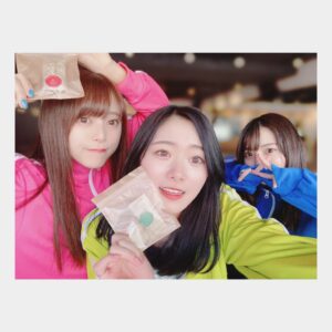 Rena Hasegawa Instagram - Tokyo 7th シスターズ2053 1st LIVE
よろしくお願い致します！
ライブ前にリハーサル時のRoots.オフショット写真を投稿しちゃいます📸

リハーサル期間中は、気づいたら2人のことを思う日々が続いていました！
2人はステージへの思いが本当に素敵で、ダンス・歌をギリギリまで3人で確認し合ってました。（明日もします！）

ちゃんとやる時・ふざける時とスイッチの切り替えが出来るのがRoots.の魅力だなと思います☺️

レッスン後は、一緒にご飯食べたり・ゲームセンターに行ったり・お買い物したり・ほぼ毎日連絡取り合っていたりと、お陰様で言いたいことを正直に言える仲になりました✌️

きっと、本番当日は楽しく楽しくてRoots.楽屋はうるさいんじゃないかと思います😂

2053の初めての単独LIVE‼︎精一杯頑張ります！
よろしくお願い致します💜

#t7s #ナナシス　#roots 
#天野聡美
#橘一花
#声優