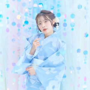 Rena Hasegawa Instagram - お祭り一緒に行きたいね〜🩵

ゆりえさんとデュエットライブ2ndの時のお写真だよ〜🥰ﾀﾉｼﾐ♪

#声優
#浴衣
#浴衣ヘア 
#お祭り
#祭り