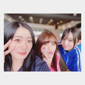 Rena Hasegawa Instagram - Tokyo 7th シスターズ2053 1st LIVE
よろしくお願い致します！
ライブ前にリハーサル時のRoots.オフショット写真を投稿しちゃいます📸

リハーサル期間中は、気づいたら2人のことを思う日々が続いていました！
2人はステージへの思いが本当に素敵で、ダンス・歌をギリギリまで3人で確認し合ってました。（明日もします！）

ちゃんとやる時・ふざける時とスイッチの切り替えが出来るのがRoots.の魅力だなと思います☺️

レッスン後は、一緒にご飯食べたり・ゲームセンターに行ったり・お買い物したり・ほぼ毎日連絡取り合っていたりと、お陰様で言いたいことを正直に言える仲になりました✌️

きっと、本番当日は楽しく楽しくてRoots.楽屋はうるさいんじゃないかと思います😂

2053の初めての単独LIVE‼︎精一杯頑張ります！
よろしくお願い致します💜

#t7s #ナナシス　#roots 
#天野聡美
#橘一花
#声優