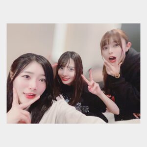 Rena Hasegawa Instagram - Tokyo 7th シスターズ2053 1st LIVE
よろしくお願い致します！
ライブ前にリハーサル時のRoots.オフショット写真を投稿しちゃいます📸

リハーサル期間中は、気づいたら2人のことを思う日々が続いていました！
2人はステージへの思いが本当に素敵で、ダンス・歌をギリギリまで3人で確認し合ってました。（明日もします！）

ちゃんとやる時・ふざける時とスイッチの切り替えが出来るのがRoots.の魅力だなと思います☺️

レッスン後は、一緒にご飯食べたり・ゲームセンターに行ったり・お買い物したり・ほぼ毎日連絡取り合っていたりと、お陰様で言いたいことを正直に言える仲になりました✌️

きっと、本番当日は楽しく楽しくてRoots.楽屋はうるさいんじゃないかと思います😂

2053の初めての単独LIVE‼︎精一杯頑張ります！
よろしくお願い致します💜

#t7s #ナナシス　#roots 
#天野聡美
#橘一花
#声優