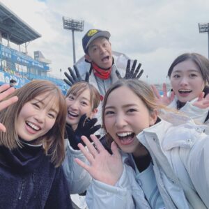 Rena Hasegawa Instagram - 愛媛県松山市　坊っちゃんスタジアムで行われた野球伝来150周年記念イベント‼︎

日本プロ野球名球会VS松竹ロビンス

ありがとうございました⚾️

監督でありキャプテンの尾上松也さんはじめチームメイトの皆様が本当にお優しく凄く楽しく野球をする事ができました！
そして、レジェンドの方々と野球ができる日が来るとは、野球部だった頃の私からは想像もつかなかった事が起こってしまい…幸せすぎました…🥲
父も母も喜んでおりました。ありがとうございました！

脳内家宝すぎます！

野球は最高だぁ〜🥰

松竹ロビンスとしてまた野球ができる日が来ますように！それまで練習しないと☺️

#松竹ロビンス
#野球
#baseball
#坊っちゃんスタジアム