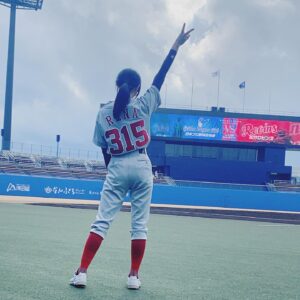 Rena Hasegawa Instagram - 愛媛県松山市　坊っちゃんスタジアムで行われた野球伝来150周年記念イベント‼︎

日本プロ野球名球会VS松竹ロビンス

ありがとうございました⚾️

監督でありキャプテンの尾上松也さんはじめチームメイトの皆様が本当にお優しく凄く楽しく野球をする事ができました！
そして、レジェンドの方々と野球ができる日が来るとは、野球部だった頃の私からは想像もつかなかった事が起こってしまい…幸せすぎました…🥲
父も母も喜んでおりました。ありがとうございました！

脳内家宝すぎます！

野球は最高だぁ〜🥰

松竹ロビンスとしてまた野球ができる日が来ますように！それまで練習しないと☺️

#松竹ロビンス
#野球
#baseball
#坊っちゃんスタジアム