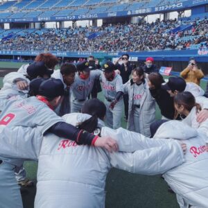 Rena Hasegawa Instagram - 愛媛県松山市　坊っちゃんスタジアムで行われた野球伝来150周年記念イベント‼︎

日本プロ野球名球会VS松竹ロビンス

ありがとうございました⚾️

監督でありキャプテンの尾上松也さんはじめチームメイトの皆様が本当にお優しく凄く楽しく野球をする事ができました！
そして、レジェンドの方々と野球ができる日が来るとは、野球部だった頃の私からは想像もつかなかった事が起こってしまい…幸せすぎました…🥲
父も母も喜んでおりました。ありがとうございました！

脳内家宝すぎます！

野球は最高だぁ〜🥰

松竹ロビンスとしてまた野球ができる日が来ますように！それまで練習しないと☺️

#松竹ロビンス
#野球
#baseball
#坊っちゃんスタジアム
