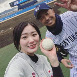 Rena Hasegawa Instagram - 愛媛県松山市　坊っちゃんスタジアムで行われた野球伝来150周年記念イベント‼︎

日本プロ野球名球会VS松竹ロビンス

ありがとうございました⚾️

監督でありキャプテンの尾上松也さんはじめチームメイトの皆様が本当にお優しく凄く楽しく野球をする事ができました！
そして、レジェンドの方々と野球ができる日が来るとは、野球部だった頃の私からは想像もつかなかった事が起こってしまい…幸せすぎました…🥲
父も母も喜んでおりました。ありがとうございました！

脳内家宝すぎます！

野球は最高だぁ〜🥰

松竹ロビンスとしてまた野球ができる日が来ますように！それまで練習しないと☺️

#松竹ロビンス
#野球
#baseball
#坊っちゃんスタジアム