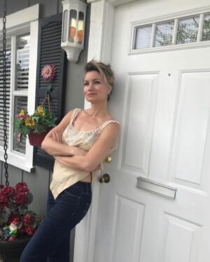 Rena Riffel Instagram - Here is a creative idea for sustainable fashion 🦋 Many ideas to make some fun, artistic projects at home! Blouses out of piano runners, napkins, scarves, etc. These blouses were created by Carla Itkin 🦄 inspiration from @materialworldco #sustainablefashion #sustainableliving #sustainability #fashion #clothes #blouse #jeans #model #modeling #projects #makestuff