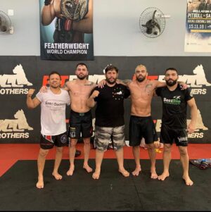 Renan Barão Instagram - A cadeira que Deus escreveu seu nome ninguém senta! Seguimos trabalhando novidades em breve fica ligado 👀🙏👊💪🏼

#GuiadoporDeus #RB #jiujitsu #KZNJARDINS