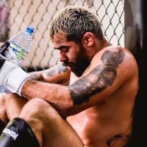 Renan Barão Instagram - Pra quem tem pensamento forte , o impossível é só questão de opinião.