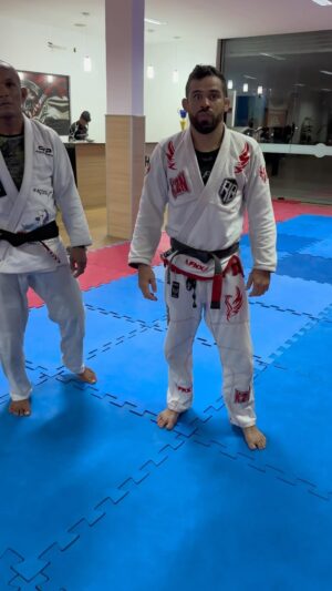 Renan Barão Instagram - Visitando academia do irmão e aproveitando para deixar uma posição pra galera açoita 🥋🥋

#jiujitsu #oss #foco #força #fe #GuiadoporDeus