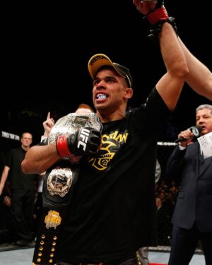 Renan Barão Instagram - Ídolo no UFC, Renan Barão (@renanbaraoufc) voltou a competir Jiu-Jitsu novamente. O faixa-preta da Kimura brilhou no Fortaleza Open da @ibjjf, no último sábado, ao vencer três lutas. 

Como lutador de MMA profissional, Barão tem 34 vitórias e apenas 9 derrotas em seu cartel. 

Ele brilhou no UFC com vitórias sobre Urijah Faber (2x), Scott Jorgensen, Eddie Wineland e outras feras. 

Sinistro, @renanbaraoufc! 

Oferecimento: @seda.college | @bjjprotech 

#JiuJitsunoVF #grappling #vfcomunica #porrada #bjj #esporte