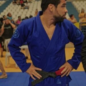 Renan Barão Instagram - Ontem foi um dia inesquecível para os amantes do esporte! Renan Barão, o único brasileiro a se tornar campeão dos pesos galo do UFC, brilhou no campeonato Caveira em uma luta casada de jiu-jitsu. 🥋🇧🇷

💥 Barão mostrou por que é considerado um dos melhores de todos os tempos, seja com luva, kimono ou qualquer outra área onde precise demonstrar garra e determinação. Sua performance foi nada menos que espetacular, provando mais uma vez que seu espírito de campeão é inigualável. 🏆👏

💪 Com movimentos precisos e uma técnica impecável, Renan Barão dominou a luta, mostrando uma vez mais por que seu nome é sinônimo de excelência no mundo das artes marciais. Ele é, sem dúvida, um exemplo de dedicação, perseverança e talento puro. ⭐🔥

🏅 Parabéns, Renan Barão, por mais uma conquista brilhante! Você continua a inspirar e a mostrar ao mundo a força do jiu-jitsu brasileiro. 👊🇧🇷

#RenanBarão #Campeão #JiuJitsu #UFC #OrgulhoBrasileiro #EspíritoDeCampeão #Determinação #Garra