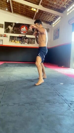 Renan Barão Instagram - Finalizando o treino técnico de hoje com uma soltura 👊