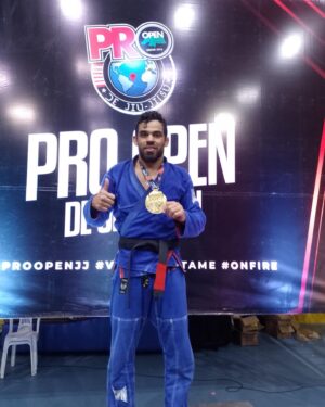 Renan Barão Instagram - Hoje foi dia de fazer uma força e volta a lutar jiu-jitsu  depois de muitos anos estou de volta 🥋👊👊

#RB #GuiadoporDeus #kznjardins #jiujitsu