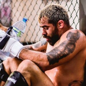 Renan Barão Instagram - Sucesso não e o último passo,falhar não é o fim. E a coragem de continuar que importa . 

Seguimos trabalhando 💪🏼👊🔥