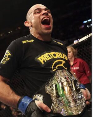 Renan Barão Instagram - Eu tenho as luvas da conquista do cinturão do @renanbaraoufc quando ele foi campeão do UFC !!!!!
Hoje guardo no meu consultório o presente de um atleta fita curva e um grande amigo!!!!
#ufc #mma #orlando #bjj #diet #training #floridalife #champion