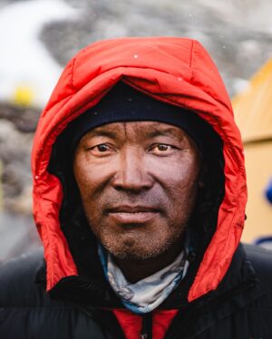 Renan Öztürk Instagram - Sending out appreciation for late great Lakpa Tenji Sherpa who passed away recently in the high himalaya. 

Lakpa literally held my hand to the summit on our @natgeo Everest expedition and was featured in @m_synnott’s The Third Pole book, the @disneyplus doc Lost on Everest and our Ghosts Above film.

His combo of strength, kindness and mountain knowledge was second to none! 

We will always climb with his spirit with us in these high places 🙏🏽🙏🏽🙏🏽