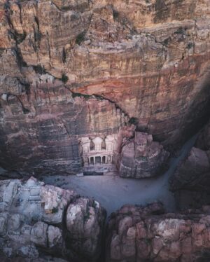 Renan Öztürk Instagram - Pure wonder seeing Petra for the first time.  Lucky to have @filmmingo_productions crew supporting yesterday on a whirlwind one day shoot.

@expedition.studios @refikanadol @simon_njoo_one_egg  @welcome_to_jordan_ @orisono_film @rudy.le @senankh @mdsrour @linaaburezeq @jenpeedom @sonyalpha @thenorthface @vollebak