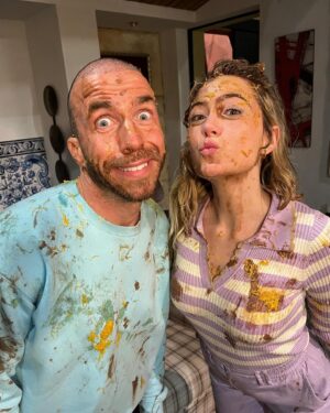 Renato Godinho Instagram - Se é uma 𝗚𝗨𝗘𝗥𝗥𝗔 𝗗𝗘 𝗕𝗢𝗟𝗢𝗦 que querem, então é isso que vão ter! 😂🧁 Quem irá levar com mais lampreia de ovos: Guilherme ou Bárbara? 😅🤭

#sangueoculto #novelas #sic #bastidores #gravacoes #elenco #atores #martaferreira #renatogodinho