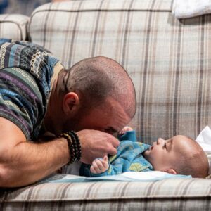 Renato Godinho Instagram - O Guilherme pode não ter jeito para muita coisa, mas uma coisa é certa, amor não falta ao nosso Gonçalinho 🥹❤️

#sangueoculto #novelas #sic #familia #amor #irmaos #ternura #bebe