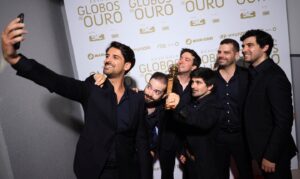 Renato Godinho Instagram - Um homem, num palco, a agradecer um prémio. Um ambiente facilmente propício a vaidades, ou ajustes de contas com o passado, promessas para o futuro, reivindicações políticas… mas que ele decide, ignorando a orquestra porta-voz da pressa televisiva, reciclar no mais importante e bonito dos actos: o Amor. Do palco das vaidades dirigiu-se aos filhos, dizendo-lhes que “a lição mais importante da vida é o Amor”. Não conheço a sua música, mas fiquei admirador.