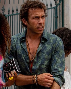 Renato Godinho Instagram - Hoje estreia “Ao Largo”, na @rtppt , uma produção @sptelevisao .
Uma série rodada há dois anos, mas de que guardo muito boas memórias. Elenco, equipa técnica, produção, divertimo-nos todos muito. E muito disso se deve ao @hugo___xavier , que com grande mestria segurou a batuta do projecto e definiu o tom e energia on e off camera. 
Hoje estreamos, finalmente!