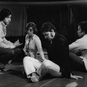 Renato Godinho Instagram - Completam-se hoje 58 anos de vida da Companhia de Teatro mais antiga do país, ainda em actividade. O Teatro Experimental de Cascais é uma referência incontornável na história do Teatro português, rampa de lançamento de inúmeras actrizes e actores, palco onde muitos artistas de várias áreas deram o seu contributo para que o Teatro existisse em Cascais, fora da centralona Lisboa. 58 anos que se devem, fundamentalmente a dois homens: Carlos Avilez e João Vasco. Os dois são os mais relevantes responsáveis pela existência no concelho de Cascais, de uma Companhia de Teatro, de uma Escola de Teatro e de uma Espaço Memória/Museu, onde é comovente perceber o percurso artístico da Companhia. Companhia que levou o nome de Cascais aos 4 cantos do mundo. 
Importa sublinhar que no assunto em questão, é inútil mergulhar na subjectividade do gosto. O que é imperativo é respeitar a objectividade do percurso, da história, da dedicação, que antecedem em muito as carreiras políticas e até, muitas vezes, a própria existência biológica.
Como cascalense, envergonha-me saber que o município que tem o privilégio de ser casa do TEC não tem a decência de contribuir, ou sequer manifestar preocupação, com a preservação do vastíssimo acervo da Companhia. Não presta o apoio logístico, humano, financeiro ou outro, para que esta (enorme) parte da História cultural do município viva com a dignidade que merece. 
Do ponto de vista humano e cultural, é lamentável o que (não) se está passar na relação da Câmara Municipal de Cascais com o Teatro Experimental de Cascais.
Parabéns, TEC.