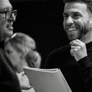 Renato Godinho Instagram - Os ensaios de “A Senhora de Dubuque”, do célebre dramaturgo norte-americano Edward Albee, estão a decorrer.
Este será o próximo espetáculo a ocupar a Sala Carmen
Dolores, do Teatro da Trindade, com estreia nacional no dia 29 de fevereiro.
Alberto Magassela, Álvaro Correia, que assina também a encenação, Benedita Pereira, Cucha Carvalheiro, Fernando Luís, Manuela Couto, Renato Godinho e Sandra Faleiro integram o elenco deste projeto, uma coprodução Teatro da Trindade INATEL e Culturproject.

Os bilhetes já estão à venda!

De Edward Albee
Tradução João Paulo Esteves da Silva
Encenação Álvaro Correia
Com Alberto Magassela, Alvaro Correia, Benedita Pereira, Cucha Carvalheiro, Fernando Luís, Manuela
Couto, Renato Godinho e Sandra Faleiro Cenografia e figurinos Nuno Carinhas
Desenho de luz Manuel Abrantes
Assistente de encenação Bruno Soares Nogueira
Assistente de cenografia Henrique Pimentel
Construção de cenário Buril Workshop
Produção executiva Nuno Pratas
Assessoria de imprensa Culurproject Mafalda Simões
Produção Teatro da Trindade INATEL e Culturproject.

Foto @adrianofilipe