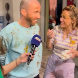 Renato Godinho Instagram - Se é uma 𝗚𝗨𝗘𝗥𝗥𝗔 𝗗𝗘 𝗕𝗢𝗟𝗢𝗦 que querem, então é isso que vão ter! 😂🧁 Quem irá levar com mais lampreia de ovos: Guilherme ou Bárbara? 😅🤭

#sangueoculto #novelas #sic #bastidores #gravacoes #elenco #atores #martaferreira #renatogodinho