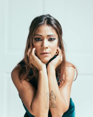 Renato Godinho Instagram - A Raquel volta hoje a subir a um palco para dar um concerto. A Raquel não regressa à música. Nunca dela saiu. Nunca dela conseguiria sair. Se este país não fosse tão pequenino e o mundo tão desprendido do que realmente importa, do essencial, estaríamos todos a celebrar esta re(-)união da Raquel com o público musical. Não se trata do país onde se dá o milagre, trata-se do milagre em si.
Obrigado Raquel por partilhares o teu talento, o teu dom, a tua alma, seja onde for. És uma fadista única, uma artista maior, e só num mundo cinzento isso não seria celebrado. O meu mundo, pinto-o a cores. Por isso, envergo o xaile, escancaro as narinas, empino o queixo, seguro-me à vida, e agradeço-te. 
Hoje levas o país na boca, o país distraído que tens de perdoar.