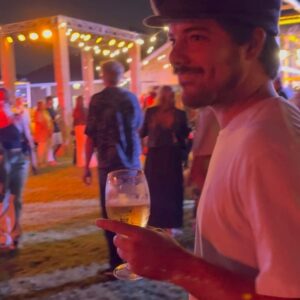 Renato Quattordio Instagram - Les comparto algunas imágenes de lo que mi primera experiencia #LetsDoDinner con @stellaartois.ar en Mar del Plata! Cerveza fría, música en vivo y los mejores chefs de la ciudad para disfrutar una noche especial
Ahora ya le agarré el gustito! #LetsDoDinner nos vemos en Mendoza! @stellaartois.ar 🤍💚❤️

¿qué opinan de mi look campestre? ¿Aprobado?