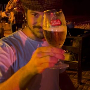 Renato Quattordio Instagram - Les comparto algunas imágenes de lo que mi primera experiencia #LetsDoDinner con @stellaartois.ar en Mar del Plata! Cerveza fría, música en vivo y los mejores chefs de la ciudad para disfrutar una noche especial
Ahora ya le agarré el gustito! #LetsDoDinner nos vemos en Mendoza! @stellaartois.ar 🤍💚❤️

¿qué opinan de mi look campestre? ¿Aprobado?