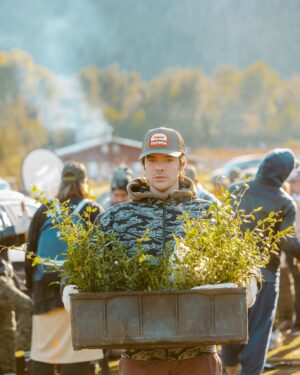 Renato Quattordio Instagram - Refo 2023 ♻️♻️♻️

Una vez más ‼️ junto a @trownheadwear tuvimos una jornada de reforestación en el Lago Steffen, donde se en diciembre del 2021 se incendiaron más de 8mil hectáreas. Plantamos más de 5.500 árboles nativos: coihues, cipreses y ñires; con el objetivo de recuperar y preservar la naturaleza de nuestra Patagonia. 

Gracias @trownheadwear @jeep_argentina @stanley_arg @parquesnacionalesar @fundacionparques_ar @tomi.south 

Gran iniciativa para tomar un rol activo en la preservación y cuidado de nuestra tierra 🌎 🤍

Enormes las fotos de @m.j.fotografia & @tadeotranche 

Más info en www.trown.com.ar ✅