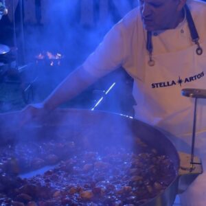 Renato Quattordio Instagram - Les comparto algunas imágenes de lo que mi primera experiencia #LetsDoDinner con @stellaartois.ar en Mar del Plata! Cerveza fría, música en vivo y los mejores chefs de la ciudad para disfrutar una noche especial
Ahora ya le agarré el gustito! #LetsDoDinner nos vemos en Mendoza! @stellaartois.ar 🤍💚❤️

¿qué opinan de mi look campestre? ¿Aprobado?
