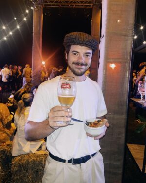 Renato Quattordio Instagram - Les comparto algunas imágenes de lo que mi primera experiencia #LetsDoDinner con @stellaartois.ar en Mar del Plata! Cerveza fría, música en vivo y los mejores chefs de la ciudad para disfrutar una noche especial
Ahora ya le agarré el gustito! #LetsDoDinner nos vemos en Mendoza! @stellaartois.ar 🤍💚❤️

¿qué opinan de mi look campestre? ¿Aprobado?