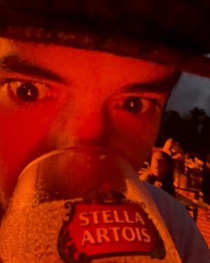 Renato Quattordio Instagram - Les comparto algunas imágenes de lo que mi primera experiencia #LetsDoDinner con @stellaartois.ar en Mar del Plata! Cerveza fría, música en vivo y los mejores chefs de la ciudad para disfrutar una noche especial
Ahora ya le agarré el gustito! #LetsDoDinner nos vemos en Mendoza! @stellaartois.ar 🤍💚❤️

¿qué opinan de mi look campestre? ¿Aprobado?