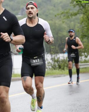 Renaud Blanchet Instagram - Ironman 70.3 Mont-Tremblant ✅ 

Mais quelle expérience incroyable! Un test de caractère du début à la fin. Une nage dans un lac complètement chaotique, 90km de vélo sous une pluie torrentielle et 21.1km de course le sourire fendu jusqu’aux oreilles.

J’ai savouré chaque moment, même lorsque c’était difficile. Une édition dont tous les participants se rappelleront. 

Un gros merci à tous les gens sur place pour vos encouragements. Vous n’avez pas idée à quel point ceux-ci sont appréciés sur le parcours.

Merci à @tri.vince de chez @bartcoaching pour l’encadrement et la préparation. Merci @g.sm1th de m’avoir transmis ton savoir sur ce sport. Merci à @spineti de m’avoir montré et partagé la discipline à l’entraînement. Merci @andrefelixmartin pour la préparation physique. Merci @didier.jean.564 et @maudelorme d’avoir pris le temps d’être venus me voir sur place.

Et en dernier, merci à ma p’tite mère, qui a été là dans la dernière année pour m’appuyer dans toutes les montagnes russes de ma vie personnelle. Qui a été là dimanche dernier à 5:00 du matin, trempée à la lavette, mais souriante et fière de moi. Je t’aime, je te le dirai jamais assez souvent ♥️

Prochain objectif, full marathon? Full Ironman? 🏊🏼🚴🏼🏃🏻