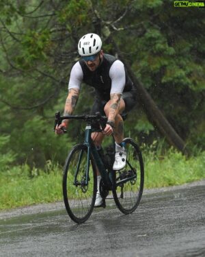 Renaud Blanchet Instagram - Ironman 70.3 Mont-Tremblant ✅ 

Mais quelle expérience incroyable! Un test de caractère du début à la fin. Une nage dans un lac complètement chaotique, 90km de vélo sous une pluie torrentielle et 21.1km de course le sourire fendu jusqu’aux oreilles.

J’ai savouré chaque moment, même lorsque c’était difficile. Une édition dont tous les participants se rappelleront. 

Un gros merci à tous les gens sur place pour vos encouragements. Vous n’avez pas idée à quel point ceux-ci sont appréciés sur le parcours.

Merci à @tri.vince de chez @bartcoaching pour l’encadrement et la préparation. Merci @g.sm1th de m’avoir transmis ton savoir sur ce sport. Merci à @spineti de m’avoir montré et partagé la discipline à l’entraînement. Merci @andrefelixmartin pour la préparation physique. Merci @didier.jean.564 et @maudelorme d’avoir pris le temps d’être venus me voir sur place.

Et en dernier, merci à ma p’tite mère, qui a été là dans la dernière année pour m’appuyer dans toutes les montagnes russes de ma vie personnelle. Qui a été là dimanche dernier à 5:00 du matin, trempée à la lavette, mais souriante et fière de moi. Je t’aime, je te le dirai jamais assez souvent ♥️

Prochain objectif, full marathon? Full Ironman? 🏊🏼🚴🏼🏃🏻
