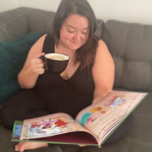 Renée Wilkin Instagram - 🎉🍾C’est AUJOURD’HUI !! 🍾🎉
« Le cœur rouge et or de Nestor » est officiellement disponible.

Je me pince encore en buvant mon café ! ☕️

J’ai si hâte que mon Nestor entre dans vos maisons et partage avec vous de doux moments avant le dodo ou à toutes heures du jour. 🥰

On se parle ce soir ?! live sur fb à 19h 🕖

Renee XX

Boomerang jeunesse Vues et Voix - Livres audio

📸 Mon grand de 9 ans !