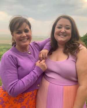 Renée Wilkin Instagram - Ne manquez surtout pas @sucresaletva ce jeudi 10 août à 18h30 🧡💛💜! Merci pour la belle entrevue @patricia_paquin, TVA a certainement quelques bloopers en banque 😂

👗 @mademoisellecurvy TOUJOURS 💖