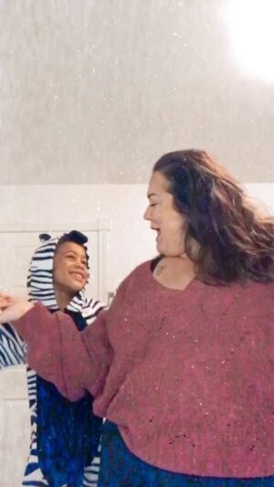 Renée Wilkin Instagram - Pas à veille de devenir une icône tik tok ou insta 🤷🏻‍♀️😂 mais première tentative de reel assez mignonne! 

💜Passion oversized sweaters pour moi   Passion onesie pour lui 🤍

#mom #cutestkid #onesie #oversizedshirt #curves #dance