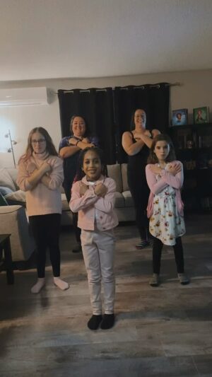 Renée Wilkin Instagram - On n’a plus les partys de jour de l’an qu’on avait 🥰😂

Dance party en famille 💃🏻🕺👯‍♀️

Deux personnes seules avec enfants réunies (avant qu’on me le dise 🤣)!!

BONNE ANNÉE 🥂♥️
En 2022, je me pars un tik tok 🤦🏻‍♀️