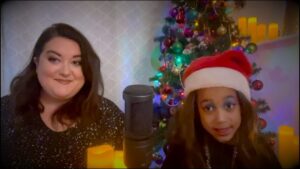Renée Wilkin Instagram - 1 décembre ! J’AI LE DROIT ! ♥️🎄

HOMEMADE VIDÉO🚨

Si tu veux un montage de qualité, je te conseille gentiment de passer ton tour… 🤣

Marcus a choisi la chanson(en anglais oui).Ce sont ses trois chanteuses préférées qui l’interprètent @mariahcarey @arianagrande @iamjhud . Un jour il m’a dit que s’il ne devenait pas maquilleur pour l’une d’elles ou Beyoncé, il pourrait PEUT-ÊTRE se contenter d’être le mien. Il a fait son maquillage lui-même!

Eli, mon ado de 9 ans, a filmé, choisi les photos et approuvé le SPLENDIDE ✨😉montage que j’ai « patenté » avec iMovie 🤣 entre deux répétitions et le salon du livre !

Aussi, on a enregistré l’audio dans le sous-sol du mieux qu’on pouvait mais parfois on entend le four sonner ou mon plus vieux monter le son de la vidéo YouTube qu’on l’empêchait d’écouter . 

Finalement , on a eu beaucoup de plaisir, rigolé en famille, chanté, dansé et les enfants sont TRÈS FIERS du résultat . 

JOYEUSES FÊTES !!! J’ADORE NOËL 🙏🏼

Renee, Marcus & Eli 
XX