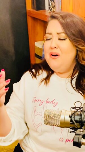 Renée Wilkin Instagram - Les jeudis covers qui font du bien, PRISE 2 !

No.2 - Scars to your beautiful - @alessiasmusic 

« She has dreams to be an envy, so she's starving
You know, covergirls eat nothing
She says, beauty is pain and there's beauty in everything
What's a little bit of hunger?
I could go a little while longer, she fades away
She don't see her perfect
She don't understand she's worth it
Or that beauty goes deeper than the surface » .

Déconstruire ces standards de beauté à grands coups de diversité corporelle. Ne t’affames surtout pas . T’es parfait(e)! 

#bodypositive #cover #singer 

Face 💄: @scmakeupartist 
Guitare et prise de son : @alex_bonneau_guitarist 
Vidéo maison: mon BFF 🙏🏻
Crewneck : @mamanhippiebrand