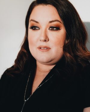 Renée Wilkin Instagram - Parce que j’ai oublié de publier cette magnifique photo par @bertexertier ! L’exceptionnelle @sabrinecadieux aux pinceaux 💄!

La tête remplie de projets ♥️

#beautyshot #femme