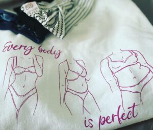 Renée Wilkin Instagram - Je vous invite à suivre @mamanhippieheadbands , une compagnie québécoise qui prône l’acceptation de soi, la diversité des corps et la tolérance ! La compagnie vient également en aide aux personnes vivant avec un ou des troubles alimentaires.

La charmante Véronique m’a envoyé plusieurs headbands et ce merveilleux crew neck 
« Every body is perfect » 
ainsi qu’un code promo pour la livraison gratuite sur vos commandes de chandails ➡️Reneegratuit⬅️!!

Je l’adore 🤩❤️ , une compagnie qui me rejoint à 💯!

Swipe à droite pour le fit. Je porte le 1X, disponible pour le moment jusqu’en 3X, modèle noir et t-shirt également disponible . Le lien d’achat sur leur page.

#everybodyisperfect #acceptationdesoi #selflove #bodypositive #mamanhippieheadbands #elleestbelle #produitsreçus