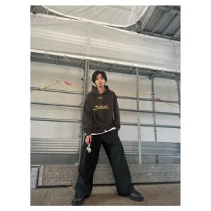 Renn Kiriyama Instagram - ・
古着感を表現したくて
フロスト加工を施したフーディ
原色ブラックが
絶妙なカラーになりました
@sickness_tokyo 
新作オーダーは10/9まで